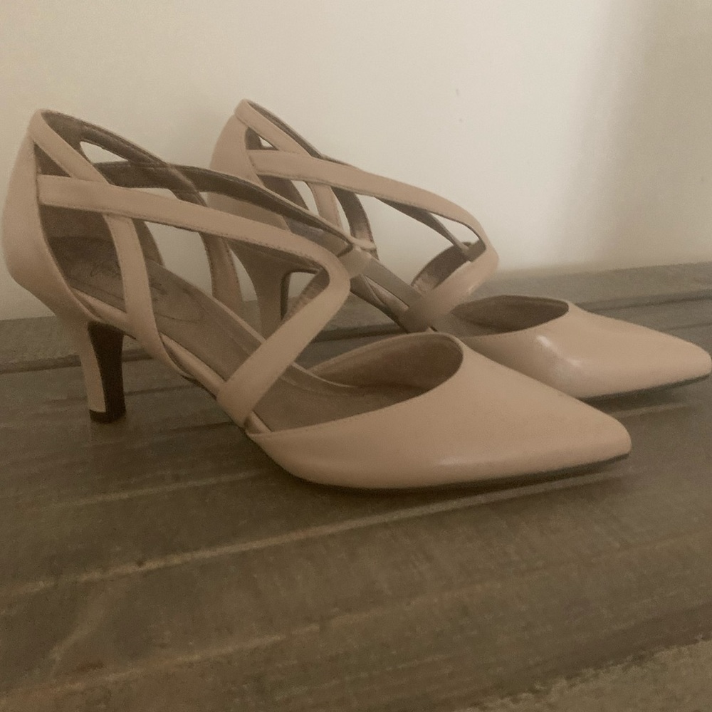 Never worn nude pumps size 10